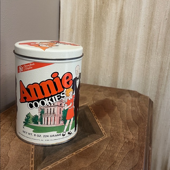 Vintage Annie Cookie Tin - Picture 3 of 7